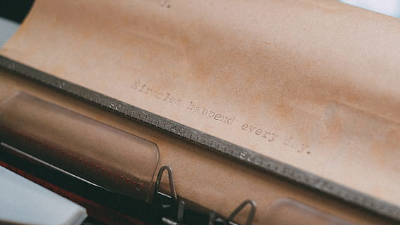 selektiv, fokus fotografering, trykt, Brun, skrivemaskinepapir, skrivemaskine, maskinskrivning, type, maskine, papir, kontor, mirakel, årgang, mirakler sker hver dag, retro, gammel, besked, mekanisk, ingen mennesker, tæt på, indendørs, tekst, stilleben, antik, høj vinkel visning, selektiv fokusering, dokument, kunstkultur og underholdning, musikinstrument, musik, retro stylet, meddelelse, historie, fortiden, forretning, 4K, CC0, offentligt domæne, royaltyfrie