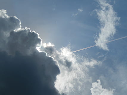hemel, wolken, wolk, vlak, spoor, wolk - lucht, blauw, achtergronden, lage hoekweergave, geen mensen, dampspoor, schoonheid in de natuur, dag, natuur, cloudscape, witte kleur, scenics - natuur, buitenshuis, pluizig, kopie ruimte, kalmte, milieu, vliegend, zachtheid, direct onder, meteorologie, piekerig, verontreiniging, luchtvervuiling, 4K, CC0, publiek domein, royaltyvrij
