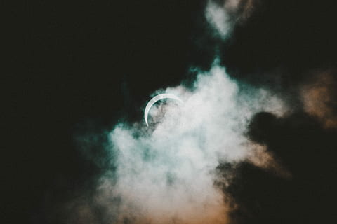 půlměsíc, úkryt, za, bílý, Černá, mraky, srpek měsíce, zatmění Slunce, zatmění, nebe, slunce, tón, barva, letní, Příroda, mrak, kouř - fyzikální struktura, noc, pohyb, nikdo, černé pozadí, mrak - nebe, venku, umělecká kultura a zábava, temný, Černá barva, kopie prostor, pozadí, výkon, pozornosti, svítí, noční život, vzrušení, 4K, CC0, veřejná doména, bez autorských práv