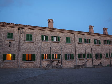 kloster, bygning, facade, vindue, kloster cura, cura, Algaida, santuari de nostra senyora de cura, puig de randa, baleariske øer spanien, Mallorca, franciskanske kloster, pilgrimssted, arkitektur, bygning udvendig, bygget struktur, gammel, arkitektur og bygninger, Italien, urban scene, ingen mennesker, blå, himmel, by, boligområde, natur, side om side, skyfri himmel, i en række, udendørs, hus, skumring, dag, fortiden, historie, rækkehus, 4K, CC0, offentligt domæne, royaltyfrie