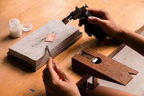 Metallbearbeitung, machen, wird bearbeitet, menschliche Hand, menschliches Körperteil, Hand, Kunst und Handwerk, Tabelle, Holz - Material, Besetzung, Erwachsene, drinnen, Kunst, Menschen, Handwerker, Arbeiten, Arbeitsgerät, Gewehr, Papier-, Männer, Geschäft, Werkbank, 4K, CC0, gemeinfrei, lizenzfrei