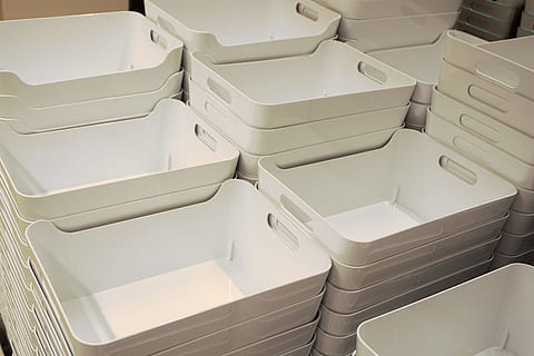 eske, esker, stable, Oppbevaring, stakk bokser, transportkasser, plast, hvit, stabling bokser, høy vinkel visning, ovenfor, ingen folk, innendørs, hvit farge, tømme, sete, på rad, arkitektur, trapp, stol, rekkefølge, rekkverk, fravær, metall, side ved side, mønster, stor gruppe gjenstander, dag, trapper og trapper, 4K, CC0, offentlig domene, opphavsrett gratis