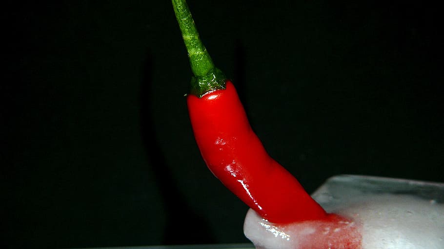 apetitós, baia, delicada, deliciós, gel, maduixa, maduixa al gel, menjar, frisch, fruita, fruites, verdures, gaudeix, benefici de, gust, saludable, Salut, calenta, fam, delicadesa, pebre vermell, pepperoni, recepta, vermell, agut, festa, saborós, té un gust dolç, vitamina, frescor, espècia, pebrot picant, calor - temperatura, pebre, menjar i beguda, vegetals, Xile vermell, a l'interior, primer pla, cap gent, fons negre, natura morta, alimentació saludable, benestar, tija de la planta, tir de l'estudi, aigua, 1080P
