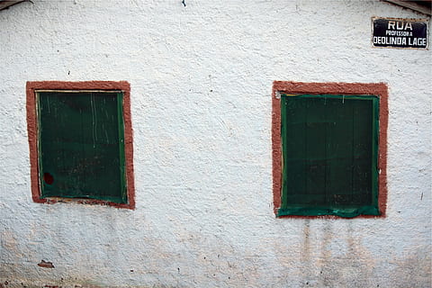 blanco, pintado, pared, dos, abierto, ventanas, ventana, paneles, abordado, arquitectura, estructura construida, nadie, exterior del edificio, día, al aire libre, de cerca, pared - característica de la construcción, edificio, color verde, texto, material de vidrio, comunicación, forma geometrica, antiguo, escritura occidental, antecedentes, rojo, marco de la ventana, 1080P