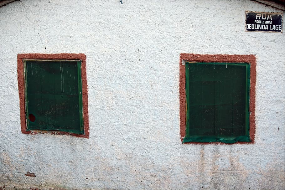 blanc, pintat, paret, dos, obert, finestres, finestra, panells, frontera, arquitectura, estructura construïda, cap gent, exterior de l'edifici, dia, a l'aire lliure, primer pla, funció de construcció de parets, edifici, color verd, text, vidre - material, comunicació, forma geomètrica, vell, guió occidental, fons, vermell, marc de finestra, 1080P