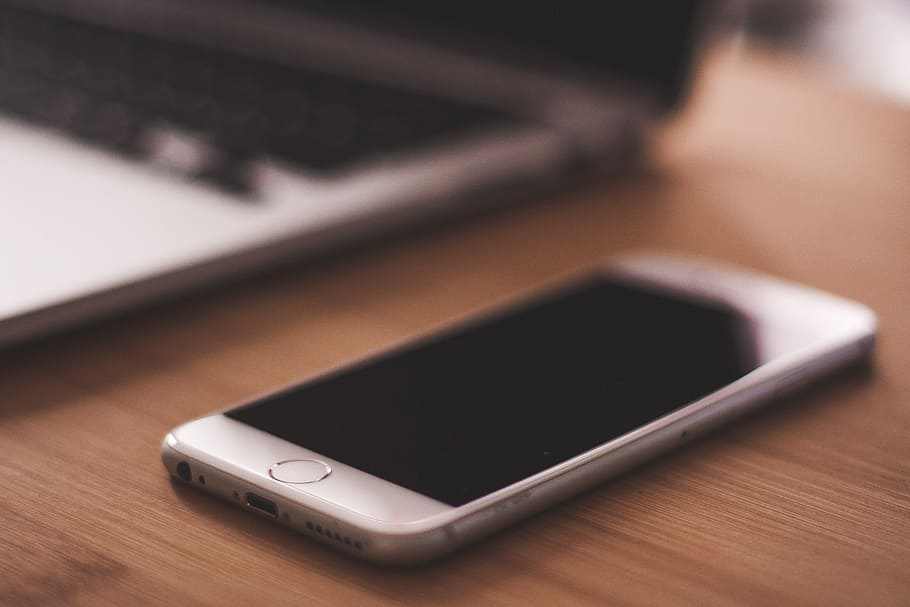 psací stůl, iphone, bílý, macbook, lavice, mobilní, pohybliví, technologie, mobilní telefon, chytrý telefon, telefon, podnikání, zařízení, bezdrátové technologie, stůl, sdělení, mobility, detail, Dotyková obrazovka, Internet, počítač, moderní, nikdo, dřevo - materiál, kancelář, prázdný, přenosné informační zařízení, spojení, telekomunikační zařízení, přenosnost, uvnitř, obrazovky přístroje, obrazovka, počítačová síť, zaměřit se na popředí, displej z tekutých krystalů, globální komunikace, klávesnice, elektronický organizátor, 2K