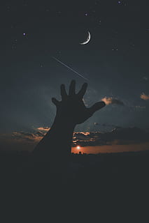 pemandangan, langit, orang, tangan, astronomi, awan, senja, bulan, di luar rumah, bayangan hitam, matahari, matahari terbit, tangan manusia, awan - langit, alam, satu orang, orang sungguhan, malam, bagian tubuh manusia, gaya hidup, matahari terbenam, orang yang tidak dikenal, kegiatan waktu luang, laki-laki, memberi isyarat, keindahan di alam, jari, lengan manusia, lengan terangkat, 5K