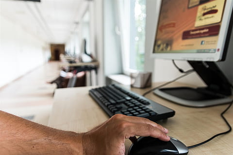 person, hånd, sort, grå, trådede, bibliotek, Bestil, læsning, computere, uddannelse, viden, leje, Kielce, denne bog er, bøger i biblioteket, Læs, computermus, computer, teknologi, computer tastatur, computerskærm, forretning, internet, skrivebord, desktop pc, kontor, pc, computerudstyr, møbel, indendørs, meddelelse, menneskelig hånd, forbindelse, menneskelig kropsdel, tastatur, bord, bruger computer, finger, 2K, CC0, offentligt domæne, royaltyfrie