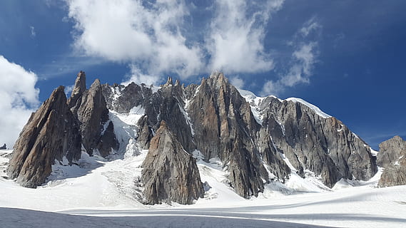 rock munte, acoperit, zăpadă, albastru, cer, timpul zilei, cer albastru, nori, rece, înalt, peisaj, Munte, natură, roci, munte stâncos, iarnă, temperatura rece, nor - cer, mediu inconjurator, frumusețe în natură, scenice - natura, de munte, panoramic, zi, stâncă, varf de munte, scenă non-urbană, o scenă liniștită, un munte acoperit de zăpadă, în aer liber, gheaţă, 4K, CC0, domeniu public, fără drepturi de autor