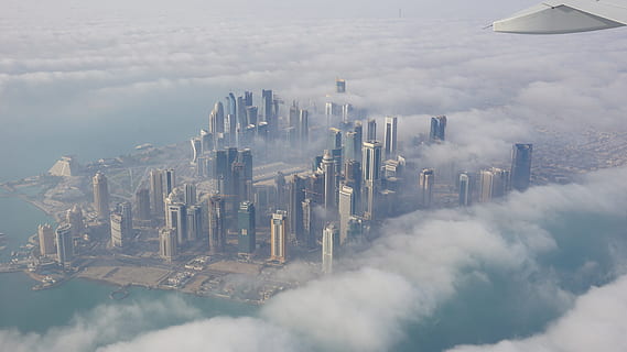 aèria, vista, ciutat, la llum del dia, gratacels, núvols, doha, paisatge urbà, horitzó urbà, escena urbana, arquitectura, districte del centre de la ciutat, negocis, estructura construïda, torre, exterior de l'edifici, cel, vista aèria, cap gent, dia, a l'aire lliure, edifici, núvol - cel, naturalesa, medi ambient, boira, viatjar, exterior d’edifici d’oficines, paisatge, Pol · lució, modern, contaminació de l'aire, compost digital, 5K, CC0, domini públic, lliure de regalies