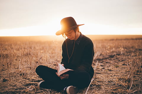 Person, schwarz, Pullover Eröffnungsbuch, Mann, Sitzung, Boden, lesen, Buch, Feld, Sonnenuntergang, Bibel, Sonne, Porträt, kaukasisch, männlich, Hut, draussen, Seite, Studie, Himmel, eine Person, Land, Natur, Sonnenlicht, Erwachsene, junger Erwachsener, Pflanze, ländliche Szene, Lebensstile, Landschaft, Schönheit in der Natur, Schönheit, Entspannung, Freizeitbeschäftigung, Linseneffekt, draußen, 4K, CC0, gemeinfrei, lizenzfrei
