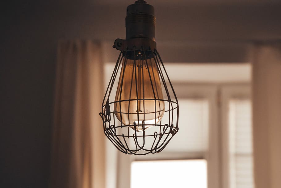 negre, làmpada penjant, poc profund, focus, foto, llum, bombeta, coberta protectora, equips d’il·luminació, a l'interior, il·luminat, interior de casa, cap gent, llum elèctrica, centrar-se en primer pla, vidre - material, penjant, transparent, electricitat, habitació domèstica, primer pla, llum - fenomen natural, ampolla, contenidor, funció de construcció de parets, connexió, 2K