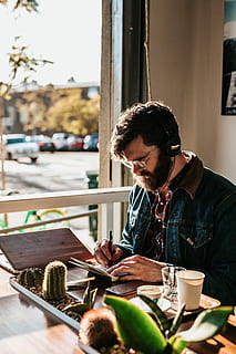 om, ședință, masa, față, scrierea de tabele, hârtie, alb, scris, caiet, magazin, cafenea, ochelari, o persoana, tehnologia fără fir, Păr facial, barbă, tehnologie, comunicare, ceașcă, mancare si bautura, bărbați, tânăr adult, conexiune, cafea, haine casual, Barbat tanar, oameni adevărați, ochelari de vedere, în aer liber, 5K, CC0, domeniu public, fără drepturi de autor