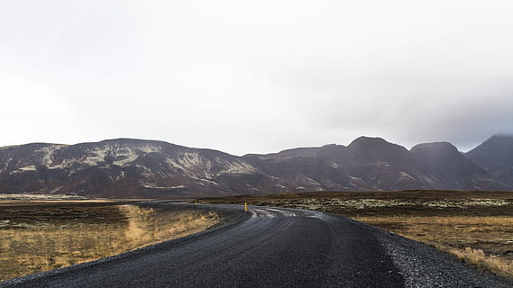 Landschaftsfotografie, schwarz, Asphaltpflaster, braun, Berge, grau, Himmel, Asphaltstraße, Wolken, Asphalt, Pflaster, Straße, Natur, Landschaft, keine Leute, Autobahn, szenen, Reiseorte, ländliche Szene, draußen, wolke - himmel, Reise, Berg, Gebirge, Umgebung, Szenen - Natur, Transport, Schönheit in der Natur, Wasser, Nicht-städtische Szene, Land, Ruhe, der Weg nach vorn, 5K, CC0, gemeinfrei, lizenzfrei