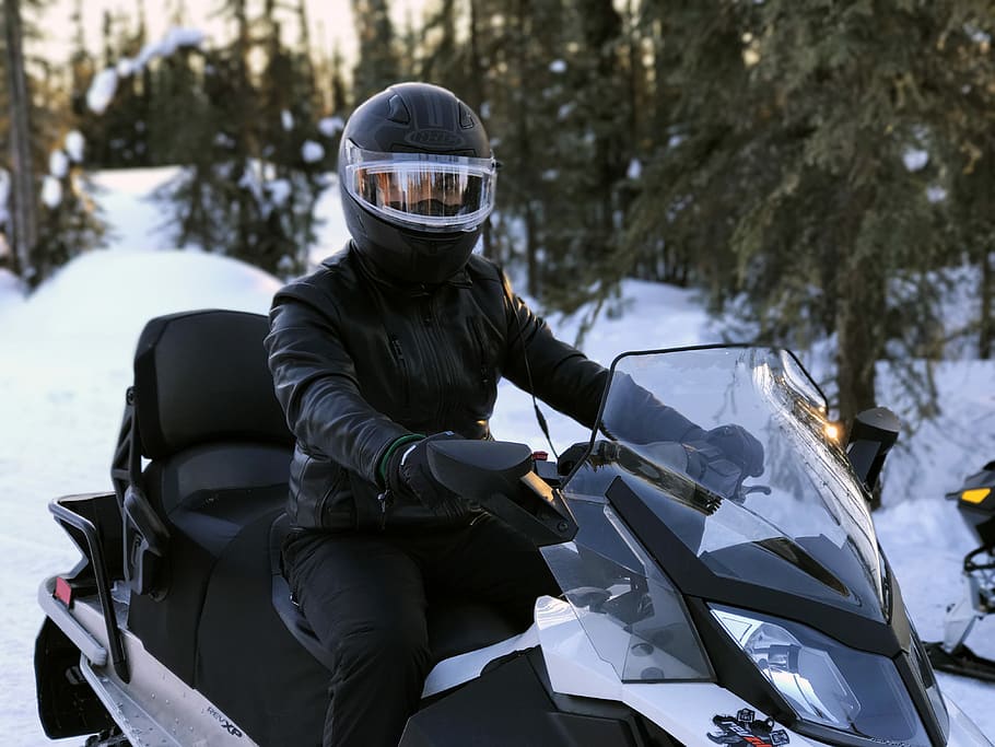 snowmobile jezdec, muž, jezdectví, Černá, sníh, mobilní, pohybliví, sněžný skůtr, aktivní, extrémní, prozkoumat, portrét, zimní sport, zimní, Příroda, aktivita, lyžařská maska, zasněžený, černé oblečení, jedna osoba, nosit helmu, studená teplota, skutečných lidí, den, způsob dopravy, přeprava, tři čtvrtletí, zaměřit se na popředí, oblečení, helma, volnočasové aktivity, teplé oblečení, životního stylu, stojící, sportovní vybavení, venku, ochranná přilba, 4K