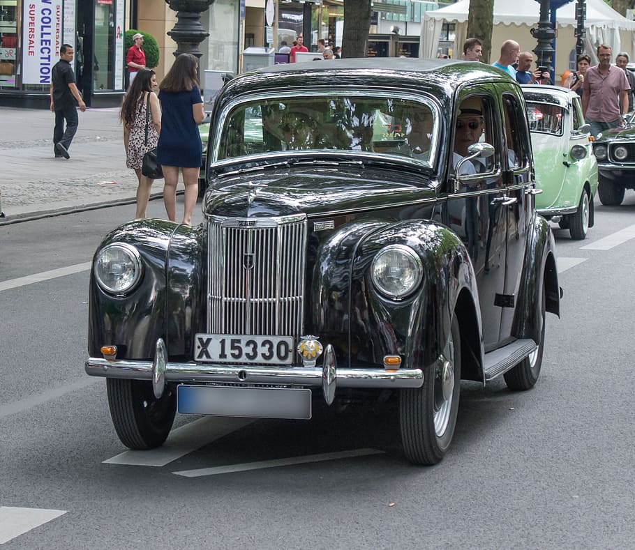 automàtic, rover, oldtimer, clàssic, automoció, limusina, vehicle, sistema de transport, conduir, transport, manera de transport, ciutat, cotxe, automòbil, vehicle terrestre, carrer, persones incidentals, arquitectura, carretera, dia, cotxe d'època, estil retro, persones reals, estructura construïda, carrer de la ciutat, gent, faro, exterior de l'edifici, luxe, 1080P