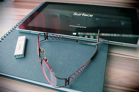 Schreibtisch, Büro, Internet, Verbindung, Daten, Anzeige, Elektronik, Brille, modern, Lesebrille, Reflexion, Bildschirm, Tabelle, Tablette, Technologie, Arbeitsplatz, Kommunikation, drinnen, keine Leute, Text, kabellose Technologie, Nahansicht, Gesundheitswesen und Medizin, Reise, selektiver Fokus, Tag, westliche Schrift, medizinische Ausrüstung, Ausrüstung, Tasche, 5K, CC0, gemeinfrei, lizenzfrei