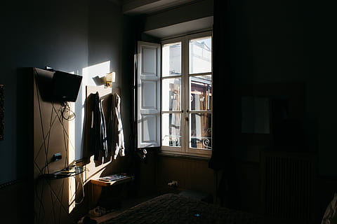 finestra di legno aperta, cappotto, impiccato, finestra di vetro, finestra, camera, otturatore, luce del sole, interno, tv, piccolo, ristretto, buio, filo, cordone, luce, Roma, Hotel, in casa, giorno, nessuno, struttura costruita, architettura, interno di casa, costruzione, assenza, ombra, stanza domestica, natura, tavolo, Casa, sospeso, attrezzatura per l'illuminazione, lampada elettrica, 5K, CC0, dominio pubblico, privo di copyright