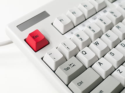 Weiß, rot, schnurgebunden, Computertastatur-Nahaufnahmefoto, Tastatur, Computer, pc, Flucht, grau, Computer Tastatur, Computerschlüssel, Kommunikation, Technologie, Computerteil, Computerausrüstung, Text, Nummer, Geschäft, Nahansicht, Verbindung, Brief, keine Leute, drinnen, Tastenfeld, Großbuchstabe, kabellose Technologie, Druckknopf, 4K, CC0, gemeinfrei, lizenzfrei