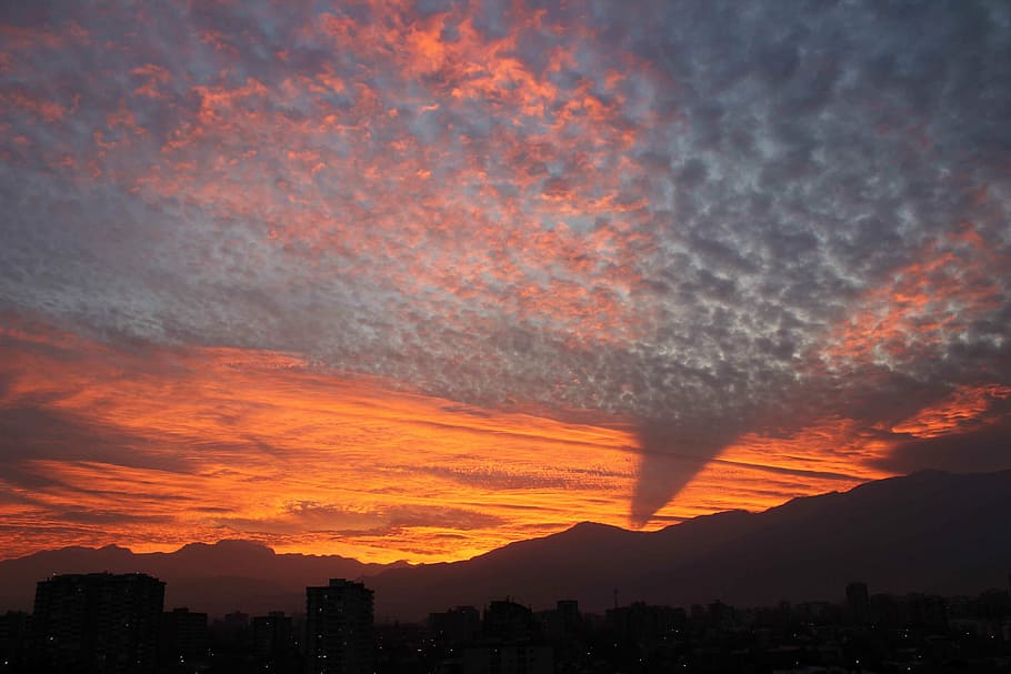 cielo, nuvole, montagne, tramonto, nuvole di cielo, paesaggio urbano, sole, orizzonte, nuvoloso, bianca, luce, panoramico, offuscato, nuvola - cielo, esterno dell'edificio, colore arancione, architettura, costruzione, struttura costruita, cielo drammatico, bellezza nella natura, città, scenics - natura, natura, montagna, silhouette, nessuno, paesaggio, all'aperto, la tranquillità, cielo romantico, grattacielo, edificio per uffici esterno, 5K