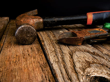 foto ravvicinata, nero, artiglio martello, accanto, pinza, Marrone, di legno, superficie, utensili, martello, laboratorio, ruggine, legno - materiale, vecchio, metallo, in casa, avvicinamento, nessuno, strumento di lavoro, arrugginito, natura morta, strumento, strumento a mano, tavolo, attrezzatura, antico, obsoleto, concentrarsi sulle conoscenze acquisite, due oggetti, intemperie, 4K, CC0, dominio pubblico, privo di copyright