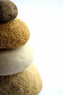 stos, saldo, zen, spa, cichy, Harmonia, medytacja, naturalny, prostota, pokój, spokojna, życie, wellness, makro, kamienie, alternatywny, ułożone, Natura, zen-like, kamień - przedmiot, kamyk, skała, solidny, dobre samopoczucie, kamień, rock - obiekt, żadnych ludzi, zbliżenie, kopia przestrzeń, świeżość, wewnątrz, studio strzał, Pielęgnacja ciała, jedzenie, białe tło, zdrowy tryb życia, luksus, 4K, CC0, domena publiczna, darmowe zdjęcia