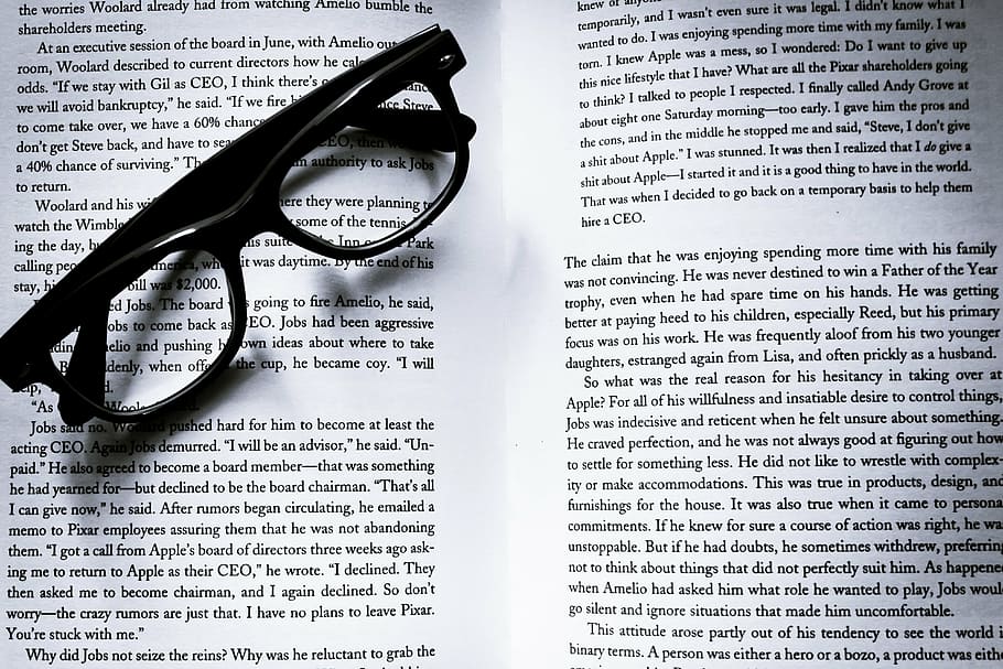 negre, emmarcat, ulleres, obert, llibre, ulleres de sol, pàgina, quadern, estudiar, lectura, llegir, aprendre, pasatemps, vidre, paper, text, gots, publicació, lupa, educació, comunicació, vista, guió occidental, a l'interior, cap gent, natura morta, escrutini, primer pla, guió, aprenentatge, lent - ull, 4K