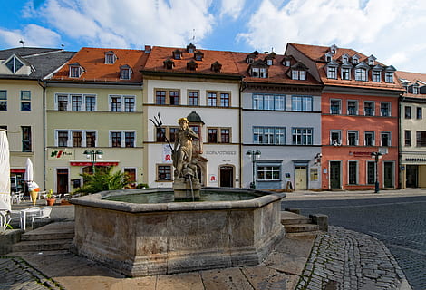 Weimar, Turingia, Germania, Turingia Germania, città vecchia, vecchio edificio, Luoghi di interesse, cultura, arte, costruzione, storia, mercato, Fontana, architettura, Europa, scena urbana, strada, città, cittadina, piazza cittadina, posto famoso, esterno dell'edificio, paesaggio urbano, all'aperto, struttura costruita, vecchio, nuvola - cielo, cielo, destinazioni di viaggio, scultura, statua, giorno, natura, arte e artigianato, rappresentazione, quartiere residenziale, rappresentazione umana, creatività, acqua, persone accessorie, 5K, CC0, dominio pubblico, privo di copyright