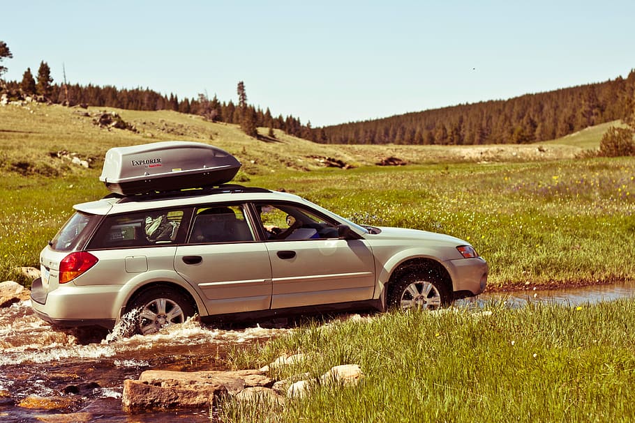 plata suv, inundat, carrer, hora del dia, plata, suv, dia, temps, cotxe, a l'aire lliure, vehicle terrestre, carretera, transport, paisatge, naturalesa, Carretera bruta, cap gent, escena rural, mode de transport, escena no urbana, escenics, conduir, viatge de carretera, manera de transport, automòbil, herba, planta, terra, camp, viatjar, cel, medi ambient, cel clar, llum solar, vehicle utilitari esportiu, 4K