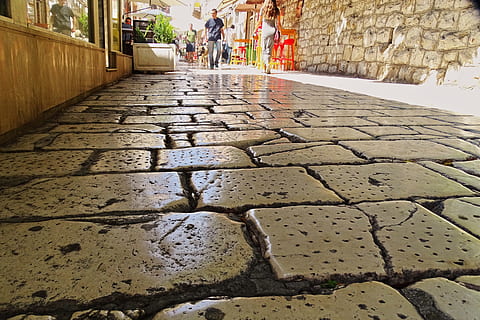 uomo, a piedi, pavimentata, vicolo, marmo, Croazia, Diviso, città vecchia, vecchie strade, piastrelle, marmorizzato, lontano, pietre per lastricati, giorno, all'aperto, acqua, nessuno, città, avvicinamento, persone accessorie, architettura, persone reali, sentiero, struttura costruita, strada, gruppo di persone, uomini, direzione, donne, natura, la strada davanti, stili di vita, luce del sole, adulto, pavimentazione in pietra, 4K, CC0, dominio pubblico, privo di copyright
