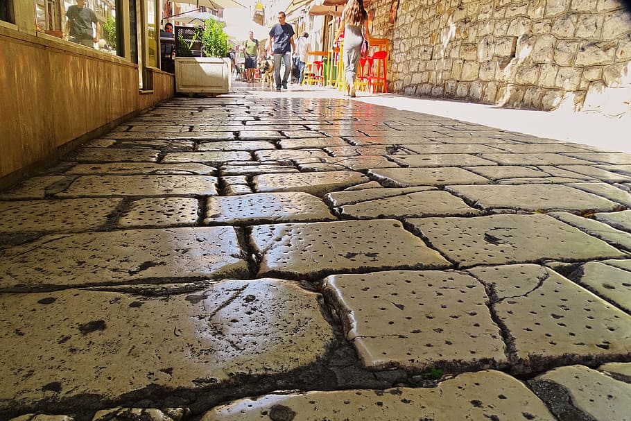 uomo, a piedi, pavimentata, vicolo, marmo, Croazia, Diviso, città vecchia, vecchie strade, piastrelle, marmorizzato, lontano, pietre per lastricati, giorno, all'aperto, acqua, nessuno, città, avvicinamento, persone accessorie, architettura, persone reali, sentiero, struttura costruita, strada, gruppo di persone, uomini, direzione, donne, natura, la strada davanti, stili di vita, luce del sole, adulto, pavimentazione in pietra, 4K