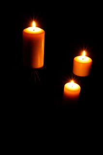 candela, fiamma, fuoco, luce, bruciare, candela di cera, lume di candela, accogliente, buio, romantico, umore, calore - temperatura, ardente, illuminato, fuoco - fenomeno naturale, in casa, nessuno, natura, avvicinamento, raggiante, copia spazio, colore arancione, girato in studio, stanza buia, attrezzatura per l'illuminazione, sfondo nero, stanza domestica, fusione, luminosità, luce del tè, 2K, CC0, dominio pubblico, privo di copyright