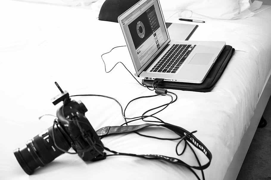 fotografia in scala di grigi, fotocamera dslr, macbook, professionista, accanto, il computer portatile, telecamera, Mela, canone, tecnologia, connessione, computer, comunicazione, in casa, tecnologia wireless, cavo, avvicinamento, nessuno, tastiera, attrezzatura informatica, musica, tastiera del computer, tavolo, vista dall'alto, mobilia, natura morta, attrezzatura, materiale elettrico, 2K