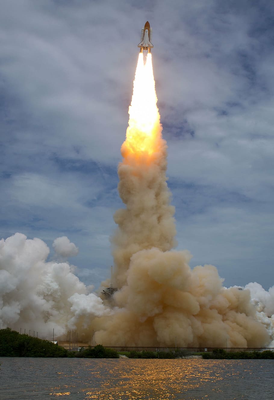 vermell, blanc, transbordador espacial, presa, cos, aigua, blau, cel, llançadora espacial atlantis, llançament, reflexió, missió, astronautes, enlairar, coets, nau espacial, òrbita, exploració, vol, nasa, coet, exploració espacial, vehicle de viatge espacial, enlairant-se, espai, fum - estructura física, indústria aeroespacial, transport, núvol - cel, dia, vehicle aeri, naturalesa, educació, recerca, a l'aire lliure, cap gent, ciència, Pol · lució, explosiu, 2K