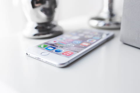 ezüst iphone 6, telefon, okostelefon, iphone, sejt, elektronika, mobiltelefon, elektronikus felszerelés, hívás, fehér, Apple iphone, iphone 6, iphone 6 plus, elektronikus, technológia, vezeték nélküli technológia, egészségügyi és orvostudomány, közlés, közelkép, nem ember, fehér háttér, szelektív összpontosít, kapcsolat, fedett, választás, stúdió felvétel, távirányító, ellenőrzés, Televízió készlet, hordozhatóság, billentyűzet, hordozható információs eszköz, elektronikai ipar, egyetlen objektum, Elektromos felszerelés, 5K, CC0, közkincs, jogdíjmentes