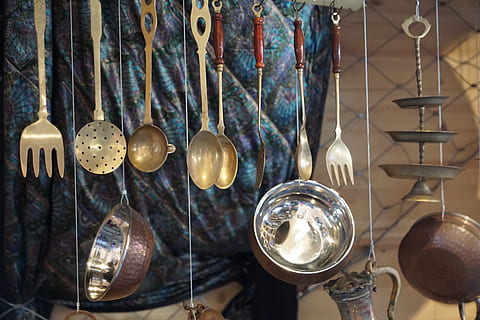 unelte de bucatarie asortate, tacâmuri, depinde, bucătar, furculiţă, linguriţă, mânca, a pregati, cupru, argint, agăţat, în interior, ustensile de bucatarie, nici o persoana, variație, alegere, echipamente de iluminat, echipamente de uz casnic, grup mare de obiecte, metal, montare pe perete, vedere unghiulară joasă, bec, decor, a închide, sticlă - material, Colectie, de vânzare, model, sticlă, tavan, 5K, CC0, domeniu public, fără drepturi de autor