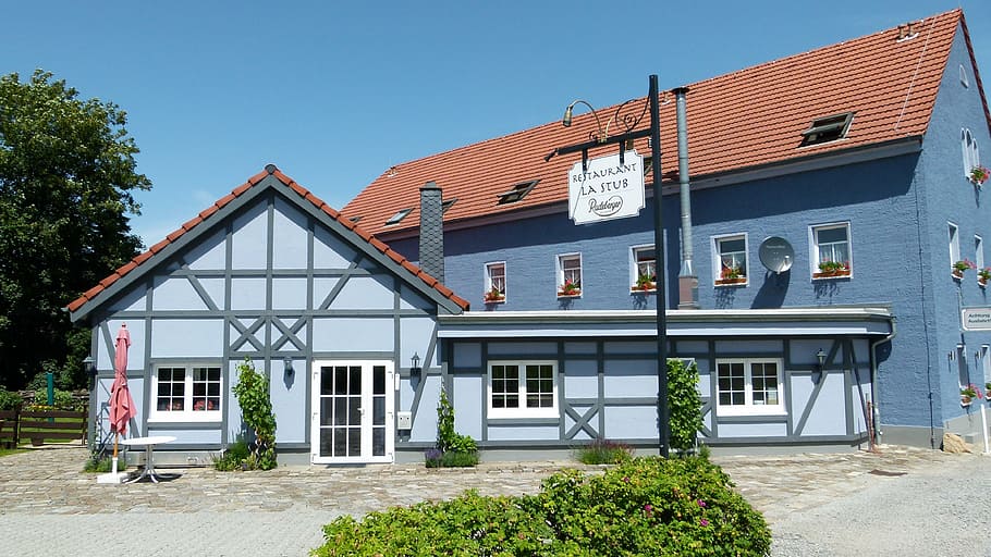 belmsdorf, Alemanya, edifici, estructura, restaurant, arquitectura, signe, cel, núvols, fora, estiu, primavera, menjar, casa, exterior de l'edifici, façana, estructura construïda, barri residencial, finestra, entrada, dia, planta, cap gent, blau, naturalesa, porta, Propietari de la vivenda, a l'aire lliure, luxe, modern, maó, desenvolupament d’habitatges, garatge, 4K