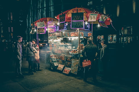 fotografering, mennesker, stående, mad, stå, nat tid, mad bod, nat, gade, marked, urban scene, belyst, kunstkultur og underholdning, udendørs, rigtige mennesker, forlystelsespark, by, arkitektur, gruppe af mennesker, bygget struktur, detail, bygning udvendig, herrer, Kvinder, butik, voksen, handle ind, fritidsaktivitet, repræsentation, livsstil, detailvisning, gademarked, 5K, CC0, offentligt domæne, royaltyfrie