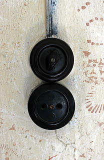 interrupteur, commutateur, prise, éclairage, intérieur, vieux, nostalgie, nostalgique, opération, elektrik, actuel, courant électrique, électricité, couleur noire, à l'intérieur, personne, directement au-dessus, métal, cercle, fermer, La technologie, forme, Forme géométrique, modèle, nature morte, vue grand angle, sol, journée, conception, noir, construction de murs, 4K, CC0, domaine public, libre de droits