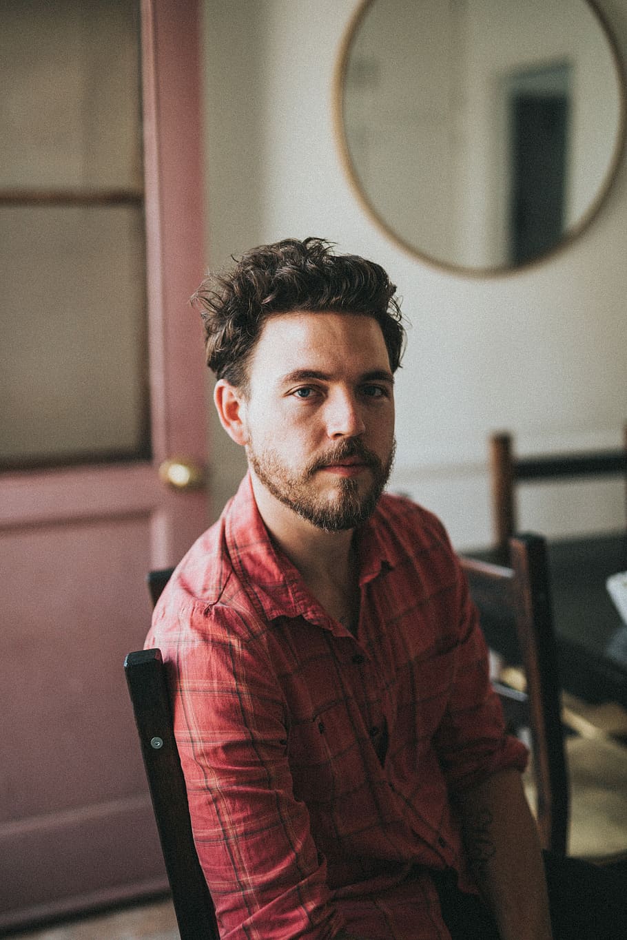 home, assegut, cadira, barba, retrat, mirant, pentinat, paio, morena, cara, ulls blaus, caucàsic, samarreta, persona, gent, sala d'estar, cuina, casa, matty, kinfolk, una persona, a l'interior, persones reals, centrar-se en primer pla, adult jove, cintura cap amunt, home jove, roba casual, estils de vida, vista frontal, activitat d'oci, de peu, homes, pèl facial, mirant la càmera, contemplació, 5K