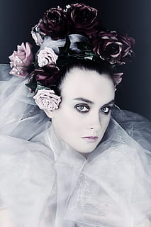 donna, indossare, corona di fiori, bianca, vestito, etereo, chiffon, drammatico, elegante, tessuto, femminilità, purezza, capelli, posa, gillian, gestione del modello di gas, Inverness, Scozia, fotografia di sherie beazley, ritratto, guardando la fotocamera, una persona, fiore, donne, giovane adulto, trucco, giovani donne, colpo alla testa, pianta, pianta fiorita, adulto, bellezza, persone reali, in casa, vista frontale, bella donna, stili di vita, moda, acconciatura, sfondo nero, 5K, CC0, dominio pubblico, privo di copyright