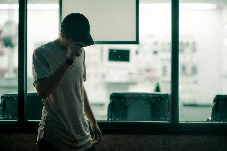 homem, cinzento, t-shirt de gola redonda, segurando, boné, olhando, masculino, janela, reflexão, vidro, uma pessoa, dentro de casa, cintura para cima, de pé, homens, adulto, tecnologia, vidro - material, o negócio, dia, roupa casual, tecnologia sem fio, ocupação, adulto jovem, roupas, comunicação, rosto obscurecido, depressão - tristeza, contemplação, 8K