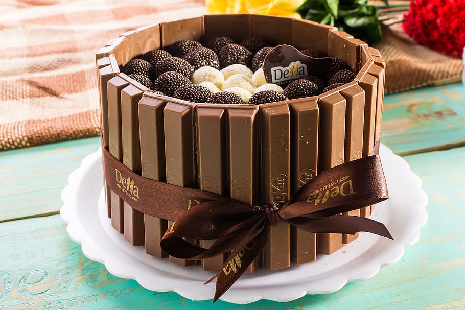 pastís de xocolata kitkat rodona, pastís, xocolata, brigadier, llaminadures, menjar i beguda, menjar, menjar dolç, indulgència, postres, temptació, frescor, dolç, natura morta, llest per menjar, taula, menjar poc saludable, al forn, placa, cap gent, marró, vista d’angle alt, a l'interior, pastís de xocolata, berenar, 5K