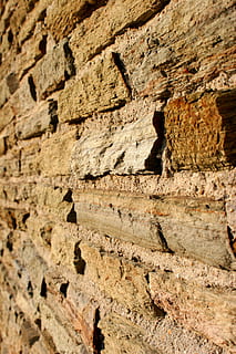 murstens væg, Stenmur, baggrund, struktur, mursten, murmur baggrund, væg, gammel, Brun, mønster, bygning, forvitret, murværk, ru, arkitektur, mursten baggrund, væg baggrund, rød, Frankrig, materiale, slidt, angst, hovedpine, mentalt helbred, skilsmisse, murbygningsfunktion, solid, klippe, rock-objekt, historie, ingen mennesker, bygget struktur, dag, natur, fortiden, tekstureret, tæt på, sollys, udendørs, lav vinkel visning, skygge, gamle civilisation, 2K, CC0, offentligt domæne, royaltyfrie