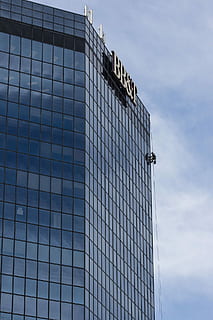 Wolkenkratzer, Fensterputzer, Fassade, Fenster putzen, die Architektur, Arbeitsplatz, Glasfassaden, modern, Gebäudehülle, gebaute Struktur, Fenster, Gebäude, Himmel, Stadt, Bürogebäude außen, Büro, Tag, Flachwinkelansicht, Glas - Material, wolke - himmel, draußen, Reflexion, keine Leute, Natur, große Höhe, Muster, 1080P, CC0, gemeinfrei, lizenzfrei