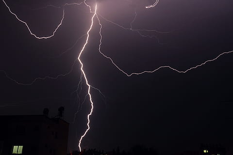 lyn, regn, storm, magt i naturen, strøm, sky - himmel, tordenvejr, skønhed i naturen, nat, himmel, meddelelse, advarselsskilt, forked lightning, skilt, dramatisk himmel, natur, elektricitet, ingen mennesker, miljø, belyst, udendørs, ekstremt vejr, lilla, ildevarslende, 4K, CC0, offentligt domæne, royaltyfrie