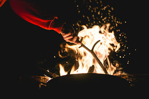 bål, lejrbål, Pind, ild, flamme, Camping, træ, eventyr, udendørs, lejr, aktivitet, vild, lys, hed, camp ild, gnister, hånd, person, bedrift, varme - temperatur, brænding, helvede, kun en mand, mennesker, voksen, en person, kun voksne, tæt på, brand - naturligt fænomen, natur, meddelelse, bevægelse, ingen mennesker, skilt, rød, sort farve, advarselsskilt, sort baggrund, træ - materiale, røg - fysisk struktur, nat, glødende, 4K, CC0, offentligt domæne, royaltyfrie
