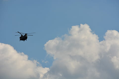 tecnologia, umano, g20, amburgo, elicottero, briscola, volante, nuvola - cielo, cielo, veicolo aereo, mezzi di trasporto, modo di trasporto, Inquadratura dal basso, mezz'aria, natura, aereo, nessuno, movimento, giorno, all'aperto, in movimento, viaggio, blu, animale, copia spazio, 5K, CC0, dominio pubblico, privo di copyright