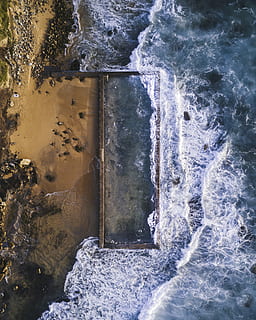 antenowy, fotografia, morze, uderzenie, piasek, dzień, czarny, formacja skalna, ciało, woda, Tapeta, tapety na Androida, android tła, tło ekranu blokady, ocean, ruch, sport, surfing, sport wodny, Natura, fala, piękno natury, wylądować, wysoki kąt widzenia, scenics - natura, plusk, moc, zimowy, na dworze, skała, Płynąca woda, moc w naturze, łamanie, płynący, 2K, CC0, domena publiczna, darmowe zdjęcia