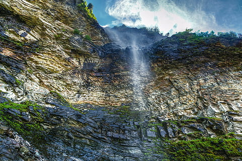 hermoso, nubes, luz, ambiente, paisaje, montaña, cordillera, natural, naturaleza, parque Natural, fotografía de naturaleza, al aire libre, rocas, escénico, cielo, arboles, bosque, belleza en la naturaleza, paisajes - naturaleza, rock, roca - objeto, formacion de roca, día, sólido, escena no urbana, geología, vista de ángulo bajo, agua, nadie, movimiento, cascada, geografía Física, tranquilidad, agua que fluye, formación, poder en la naturaleza, fluido, 4K, CC0, dominio público, libre de derechos